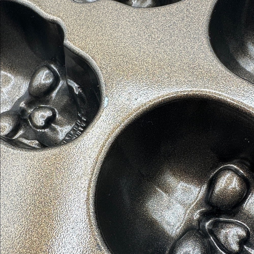 Nordic Ware Mini Skull Cakelet Pan 5 Cups. Spooky &
Haunted. - Picture 10 of 16